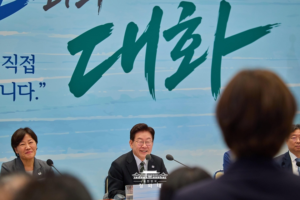 이재명 대통령이 10월 26일 청와대에서 열린 농어민과의 대화 행사에서 참석자의 발언을 듣고 있다.