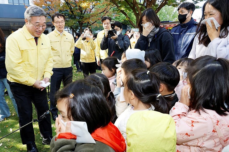 윤호중 행정안전부 장관이 10월 27일 정부서울청사에서 열린 재난대응 안전한국훈련과 연계한 화재대비 민방위 훈련에서 유치원생 어린이들에게 화재 시 대피요령에 대해 설명하고 있다.