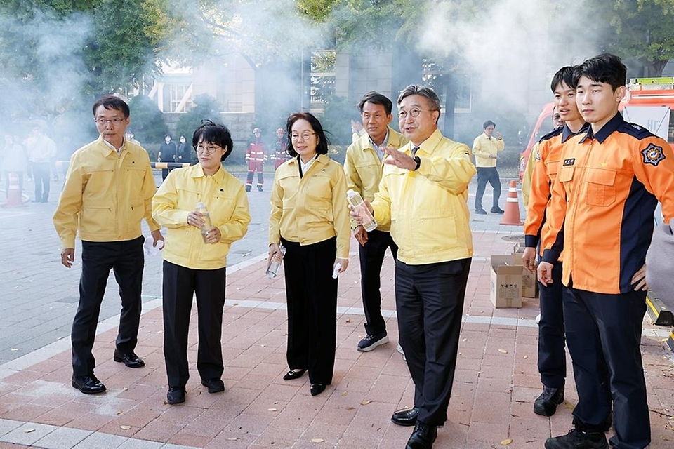 윤호중 행정안전부 장관이 10월 27일 정부서울청사에서 열린 재난대응 안전한국훈련과 연계한 화재대비 민방위 훈련에서 투척용 소화기 사용 실습을 시연하고 있다.