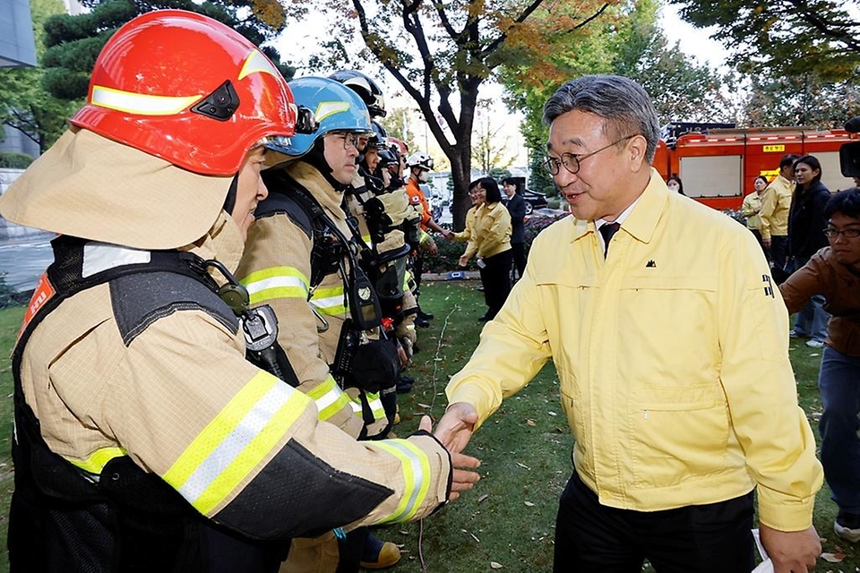윤호중 행정안전부 장관이 10월 27일 정부서울청사에서 열린 재난대응 안전한국훈련과 연계한 화재대비 민방위 훈련을 참관한 뒤 소방관들을 격려하고 있다.