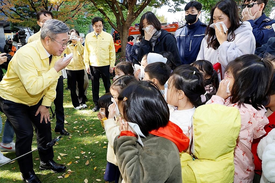윤호중 행정안전부 장관이 10월 27일 정부서울청사에서 열린 재난대응 안전한국훈련과 연계한 화재대비 민방위 훈련에서 유치원생 어린이들에게 화재 시 대피요령에 대해 설명하고 있다.