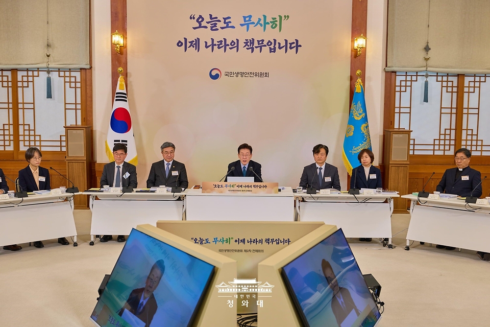 이재명 대통령이 10월 28일 청와대에서 열린 국민생명안전위원회 제2차 전체회의에서 발언을 하고 있다.