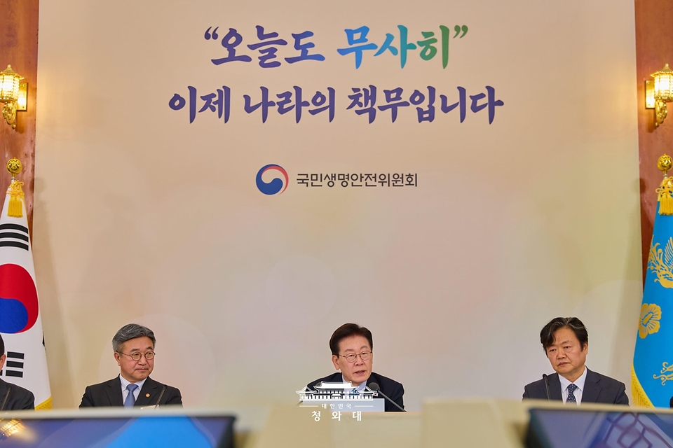 이재명 대통령이 10월 28일 청와대에서 열린 국민생명안전위원회 제2차 전체회의에서 발언을 하고 있다.