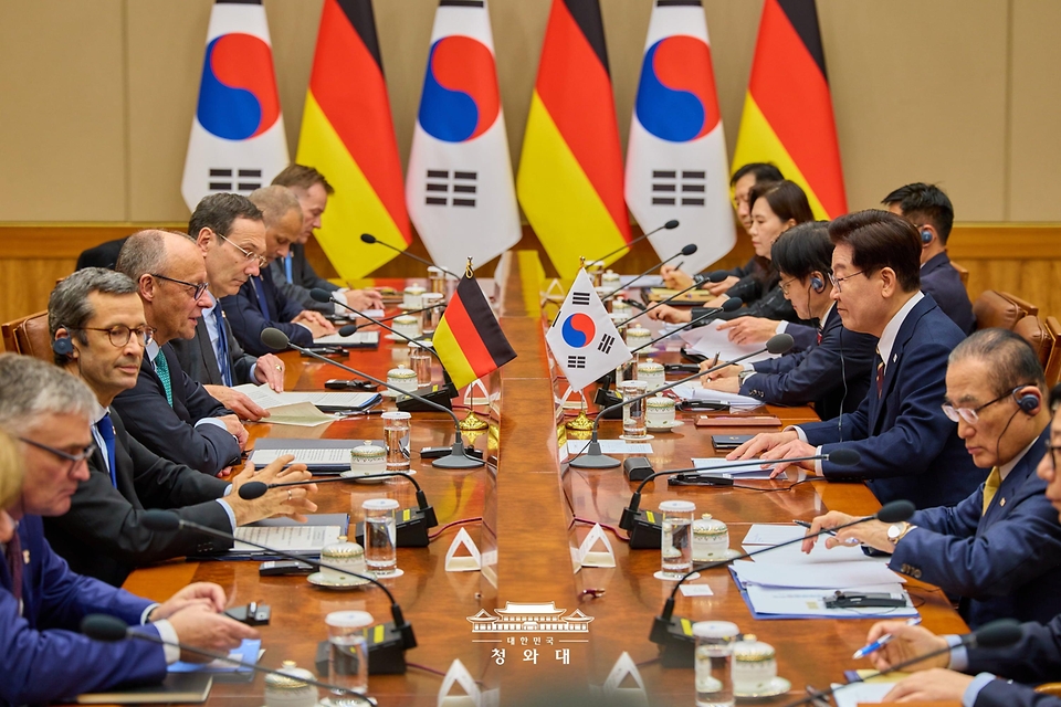 이재명 대통령이 10월 29일 청와대에서 프리드리히 메르츠 독일 총리와 확대 정상회담을 하고 있다.