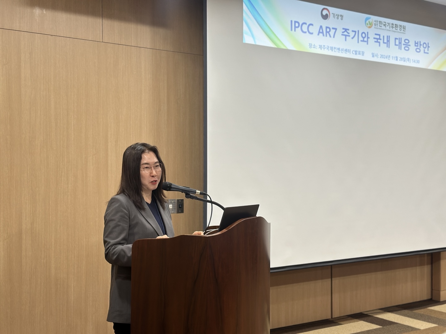 그림입니다. 원본 그림의 이름: KakaoTalk_20241128_144632575.jpg 원본 그림의 크기: 가로 1440pixel, 세로 1080pixel 색 대표 : sRGB EXIF 버전 : 0221