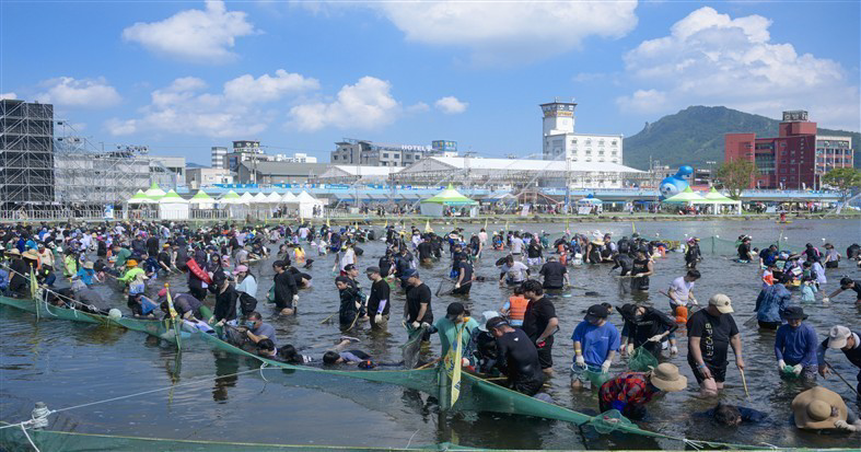 그림입니다. 원본 그림의 이름: 정남진장흥물축제(황금물고기를 잡아라).jpg 원본 그림의 크기: 가로 4500pixel, 세로 3000pixel 사진 찍은 날짜: 2024년 08월 04일 오후 6:55 카메라 제조 업체 : NIKON CORPORATION 카메라 모델 : NIKON Z 9 프로그램 이름 : Adobe Photoshop Camera Raw 16.4 (Windows) F-스톱 : 6.3 노출 시간 : 1/640초 ISO 감도 : 160 노출 모드 : 수동 화이트 밸런스 : 자동 35mm 초점 거리 : 37 대비 : 일반 채도 : 일반 선명도 : 일반 선명도 : 일반 거리영역 : 매크로 프로그램 노출 : 메뉴얼 노출 제어 모드 측광 모드 : 평가 측광 EXIF 버전 : 0232