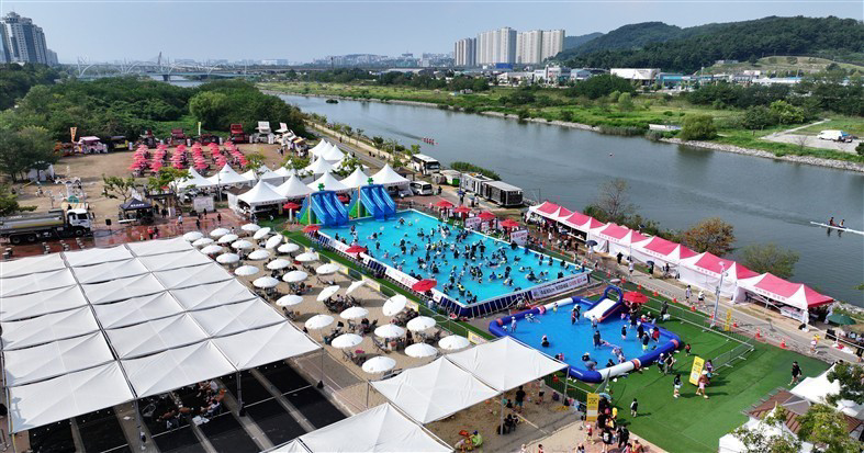 그림입니다. 원본 그림의 이름: 1.JPG 원본 그림의 크기: 가로 5280pixel, 세로 2970pixel 사진 찍은 날짜: 2024년 08월 16일 오후 3:36 카메라 제조 업체 : Hasselblad 카메라 모델 : L2D-20c 프로그램 이름 : 00.04.86.62 F-스톱 : 2.8 노출 시간 : 1/80초 ISO 감도 : 100 색 대표 : sRGB 노출 모드 : 자동 화이트 밸런스 : 자동 35mm 초점 거리 : 24 대비 : 일반 채도 : 일반 선명도 : 일반 프로그램 노출 : 자동 제어 모드 측광 모드 : 평균 분할 측광 EXIF 버전 : 0230