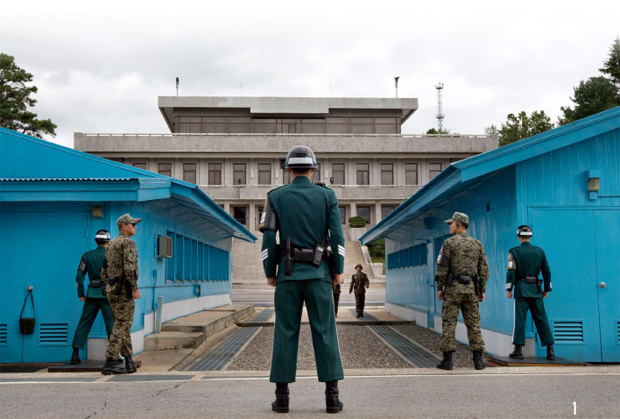 남북한 병사들이 판문점에서 서로 주시하며 경계근무를 서고 있다.