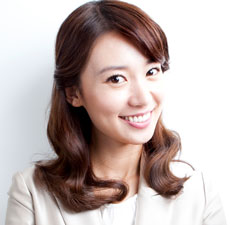 하얀이를드러내고웃는여성