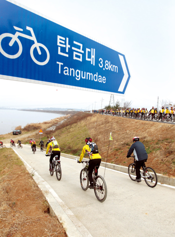 지난 11월 27일 개통한 새재자전거길. 자전거 동호인들이 시원스레 자전거를 달리고 있다.