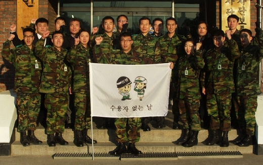 육군39사단 헌병대 장병들이 35년 만에 부대 현관에 내건 백기(白旗) 앞에서 앞으로도 사고예방활동에 매진할 것을 다짐