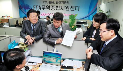 중소기업이 한·미FTA를 원활하게 활용할 수 있도록 정부와 유관기관들은 맞춤형 컨설팅 등 다양한 지원을 하고 있다. 지식경제부와 무역협회 등이 민관합동으로 설립한 FTA무역종합지원센터에서 FTA와 관련된 상담을 하고 있다.