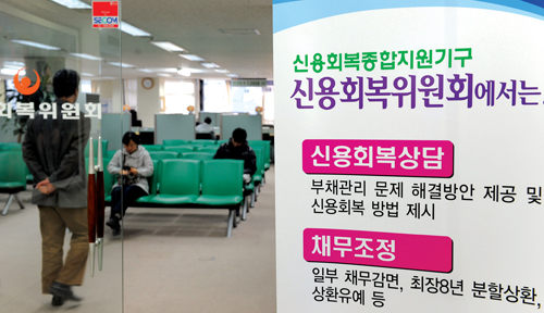 우리 서민금융시장의 가장 큰 특징은 공급에 비해 수요가 많은 ‘초과수요’ 현상 때문에 불법사금융이 증가하고 있다는 점이다. 시장의 힘만으로는 이를 해결할 수 없으며 공공 부문의 적극적인 대응이 필요하다.
