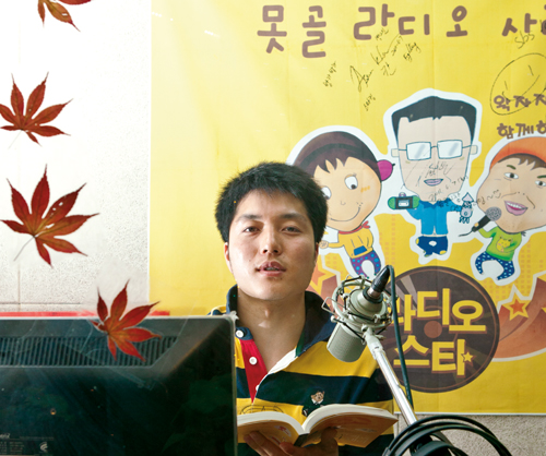 못골시장에서는 매주 월, 화, 목, 금요일 상인들이 직접 마이크를 잡고 라디오 방송을 만든다. ‘종로떡집’ 사장 이하나씨는 화요일 방송 진행을 맡고 있다.