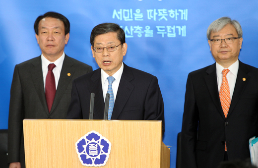 김황식 국무총리가 지난달 17일 오전 서울 종로구 정부종합청사 브리핑룸에서 ‘불법사금융 척결방안’을 발표하고 있다.(사진=저작권자 (c) 연합뉴스. 무단전재-재배포금지)