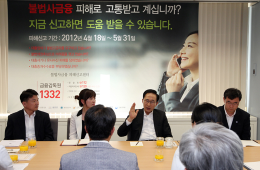 이명박 대통령이 지난 2일 서울 영등포구 여의도동 금융감독원에 있는 ‘불법사금융 피해신고센터’를 방문, 주재성 금감원 부원장, 정승원 대검찰청 팀장 등 센터 관계자들과 이야기를 나누고 있다.(사진=저작권자 (c) 연합뉴스. 무단전재-재배포금지)