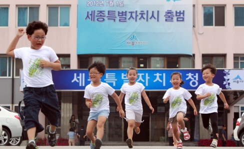 세종특별자치시가 정부 직할의 17번째 광역자치단체로 1일 공식 출범했다. 세종시 출범 행사에 참석한 어린이들이 시청사에서 뛰어놀고 있다. (사진=연합뉴스)