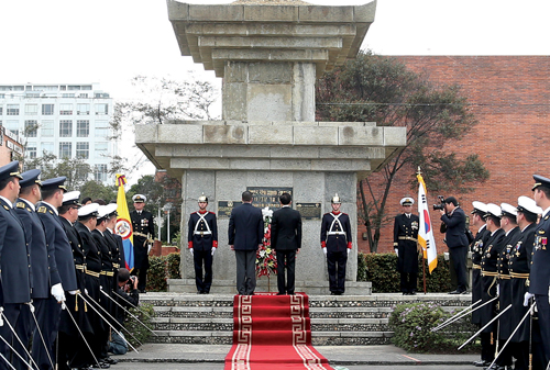 6월 23일 콜롬비아 국방대에 있는 한국전쟁 참전 기념탑을 찾은 이명박 대통령.
