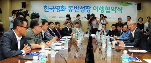 16일 열린 ‘한국영화동반성장 이행 협약식’에는 한국 영화산업의 노사정 대표 모두가 참석해 영화계 전체가 동반 성장할 수 있는 제도적 협약을 약속했다.