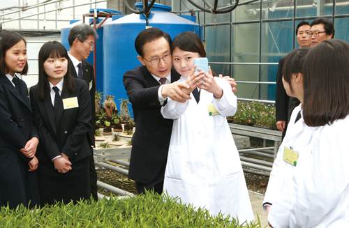 이명박 대통령이 지난 3월 5일 충북 진천읍 한국바이오마이스터고등학교 합동 개교식에 참석한 뒤, 온실에서 학생들과 셀카를 찍고 있다.