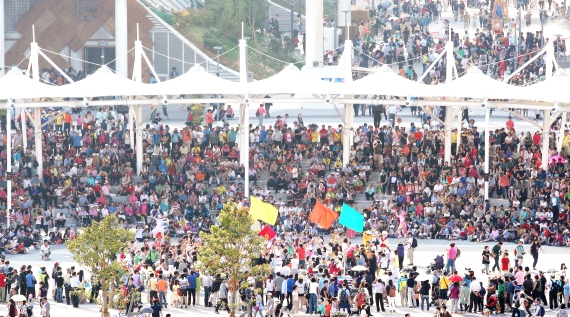 후반부로 오면서 여수엑스포 관람 인원이 연일 10만 명을 넘고 있다. 관람객들이 엑스포 광장을 가득 메운 채 거리 공연을 즐기고 있다.  