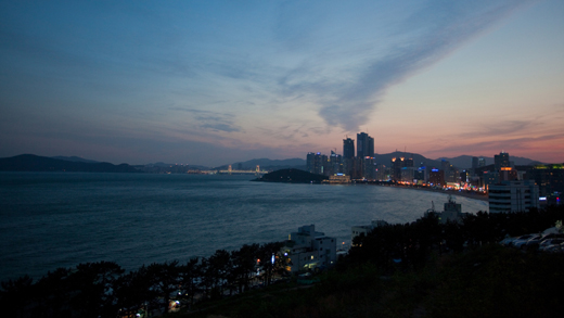 문탠로드에서 바라본 해운대. 일몰 때 특히 아름다운 이 곳의 풍경은 마치 빅토리아 피크에서 내려다본 홍콩 섬의 풍경이 오버랩 되는 풍경이다.  