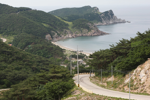 큰 새 한마리가 웅크린 듯한 형상의 사탄동해변. 