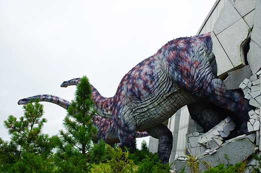 야! 공룡이다. 해남공룡박물관 전시관 외벽을 뚫고 나오는 말라위사우루스.