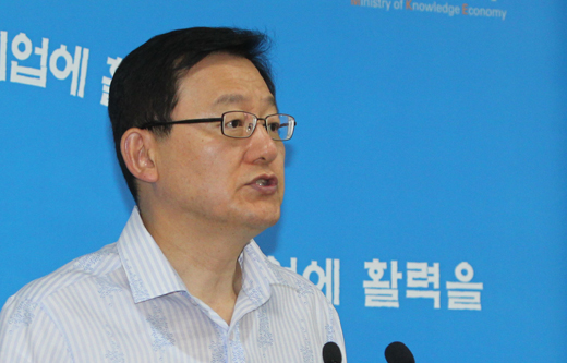홍석우 지식경제부 장관이 6일 오전 정부 과천청사 기자실에서 고리 원자력 1호기 재가동과 관련해 브리핑하고 있다.(사진=저작권자 (c) 연합뉴스. 무단전재-재배포금지)