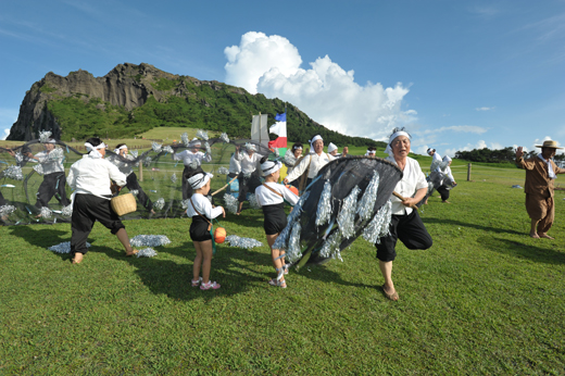 ‘2012 제주 세계자연보전총회’를 기념하기 위한 환경대축제의 일환으로 열린 ‘성산포축제’의 한 장면. 