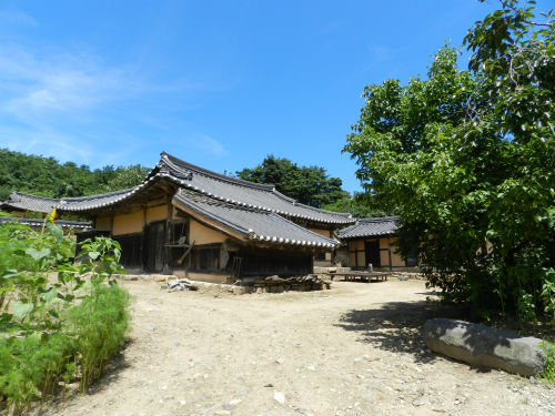 마을에 자리한 관북지방 전통한옥