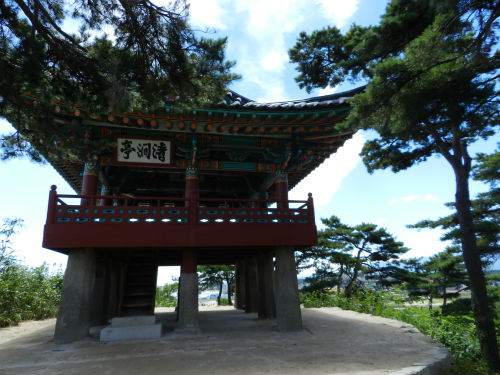 관동 8경, 고성 8경의 하나인 청간정. 앞으로는 동해를 뒤로는 설악을 마음껏 감상할 수 있는 정자다. 