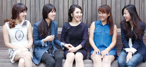 가수로, 연주자로, 리포터로, 강사로 활약중인 탈북 여성들. 왼쪽부터 임유경, 조미영, 명성희, 차영주, 서연주 씨.