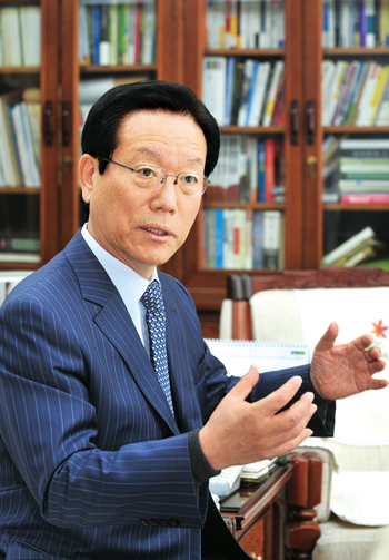 박영순 구리시장이 구리월드디자인센터 건립 구상에 관해 설명하고 있다.