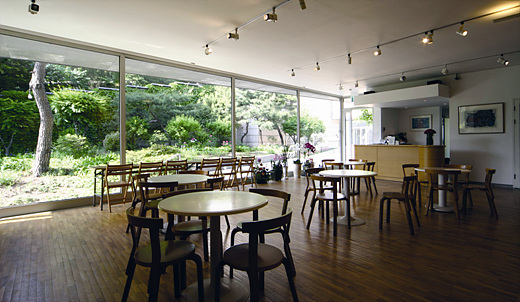 환기미술관 별관 1층에 자리한 아트숍.