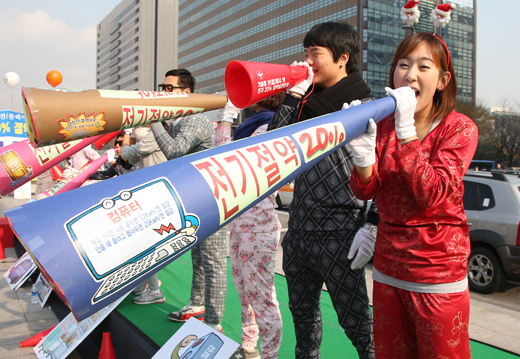 지난달 22일 오전 광화문 거리에서 새마을운동중앙회가 개최한 ‘겨울철 온(溫) 맵시 및 전기 20% 절약실천캠페인’에 참가한 대학생들이 내복을 입고 겨울철 내복입기 생활화를 통한 에너지 절약 실천을 호소하고 있다.(사진=저작권자 (c) 연합뉴스. 무단전재-재배포금지)