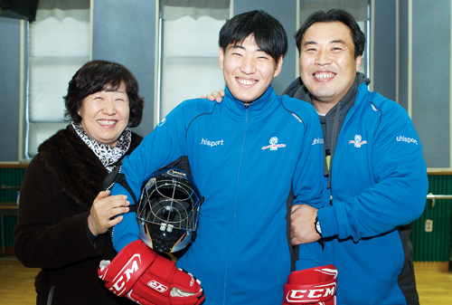 어머니 김영숙(왼쪽)씨는 최경재 선수가 운동을 하면서 “웃음과 건강을 되찾고 있다”고 말했다. 사진 오른쪽은 플로어하키팀 코치를 겸하고 있는 홀트학교 이화원 체육교육부장.