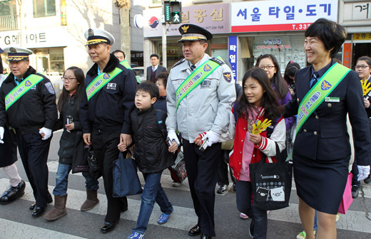 ‘어린이보호구역 교통법규준수 캠페인’을 벌이고 있는 경찰들의 모습.(사진=저작권자 (c) 연합뉴스. 무단전재-재배포금지)