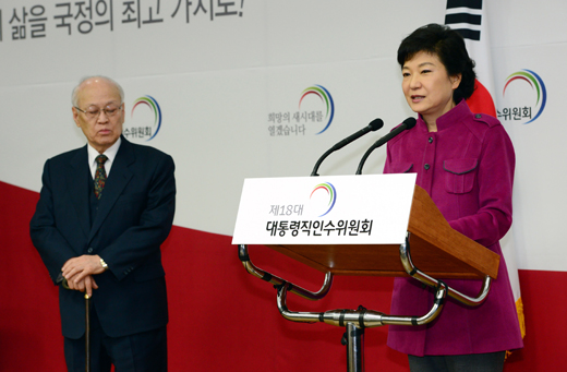 박근혜 대통령 당선인이 24일 서울 삼청동 인수위 공동기자회견장에서 김용준 인수위원장을 새정부 첫 총리로 지명하고 있다.(사진=저작권자 (c) 연합뉴스. 무단전재-재배포금지)