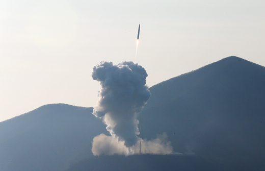 한국 첫 우주발사체 ‘나로호(KSLV-1)’가 30일 오후 전남 고흥군 외나로도 나로우주센터에서 우주를 향해 발사되고 있다.(사진=저작권자 (c) 연합뉴스. 무단전재-재배포금지)