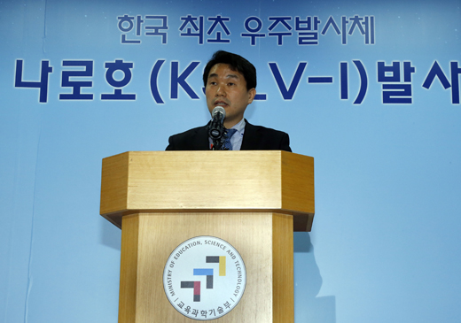 이주호 교과부 장관이 30일 전남 고흥군 외나로도 나로우주센터 기자실에서 ‘나로호(KSLV-1)’ 발사 성공을 발표하고 있다.(사진=저작권자 (c) 연합뉴스. 무단전재-재배포금지)