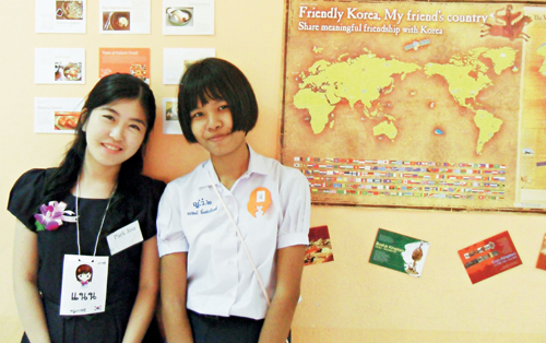 정부해외인턴사업 글로벌현장학습에 참여한 박지수 씨가 태국에서 한국어를 가르친 학생과 나란히 서 있다.