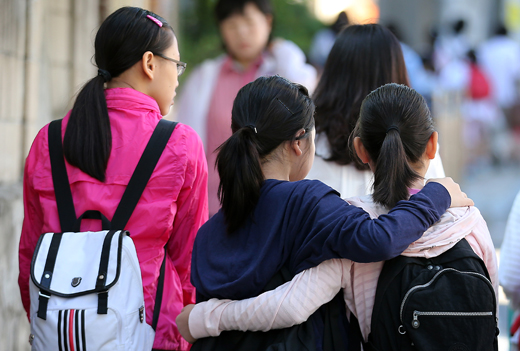 정부가 18일부터 다음달 8일까지 저소득층 초중고 학생 교육비 지원 신청을 접수한다. 사진은 등교하는 학생들의 모습. (사진=저작권자 (c) 연합뉴스. 무단전재-재배포금지)