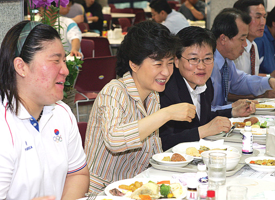 박근혜 당선인이 한나라당 대표 시절, 태릉선수촌을 방문해 이에리사 선수촌장과 담소를 나누고 있다.(사진=저작권자(c)연합뉴스.무단전재-재배포금지) 　  