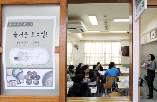 서울의 한 중학교 학생들이 ‘토요 방과후학교 프로그램’에 참가해 수업을 받고 있다.(사진=저작권자 (c) 연합뉴스. 무단전재-재배포금지)