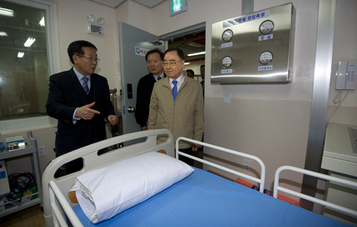 정홍원(가운데) 국무총리가 14일 오전 인천 옹진군 연평도를 방문해 대피소 비상의료실을 살펴보고 있다.(사진=저작권자 (c) 연합뉴스. 무단전재-재배포금지)