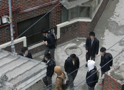 학교폭력은 사전에 징후를 파악해 예방하고 대응하는 것이 가장 중요하다. 사진은 한 학생이 돌아가며 담배를 권하고 있는 모습.(사진=저작권자 (c) 연합뉴스. 무단전재-재배포금지)