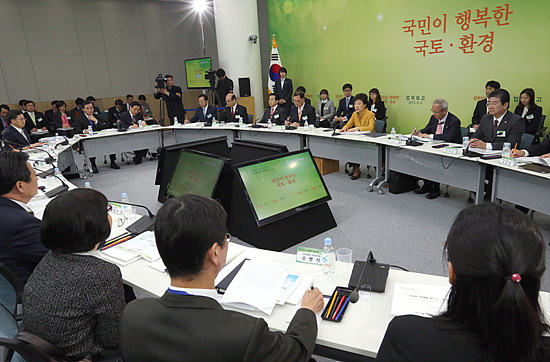 박근혜 대통령 주재로 4일 정부세종청사 총리실에서 국토교통부ㆍ환경부 업무보고가 열리고 있다. (사진=저작권자 (c) 연합뉴스. 무단전재-재배포금지) 