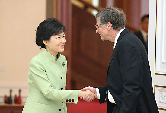 박근혜 대통령이 22일 청와대를 방문한 빌 게이츠 마이크로소프트(MS) 공동 창업자 겸 에너지 벤처기업 테라파워 회장과 악수하고 있다. (사진=저작권자(c)연합뉴스.무단전재-재배포금지) 　　