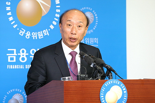 이해선 금융위원회 중소서민금융정책관이 26일 제2 금융권 연대보증 폐지와 관련해 브리핑을 하고 있다.